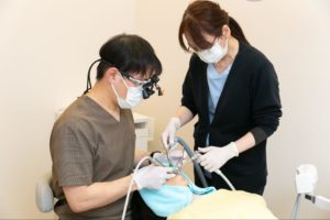部分入れ歯とインプラントの違いを比較｜費用・見た目・違和感・寿命で選ぶポイント
